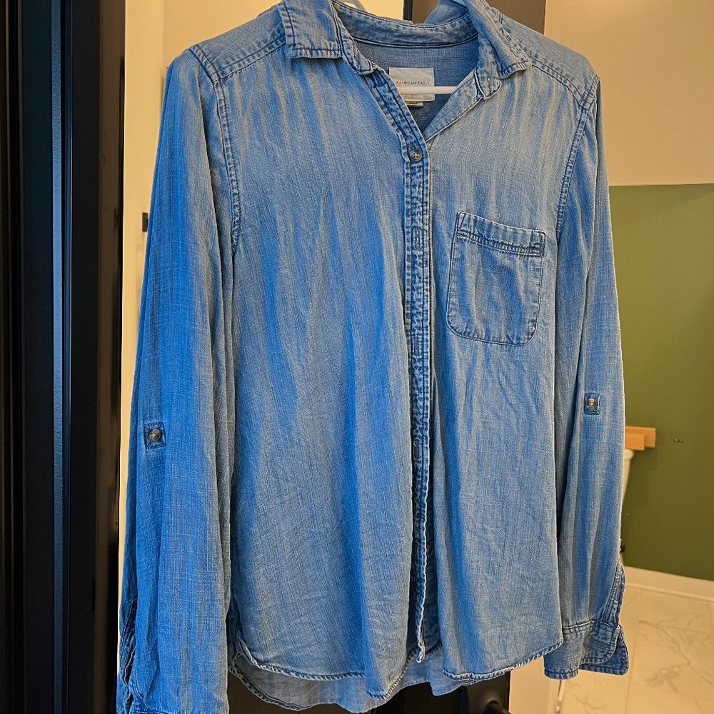 American Eagle Chambray Button-Up size M